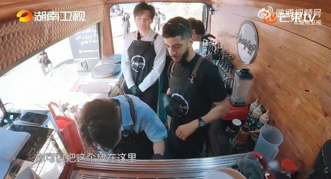 黄晓明说尹浩宇前途不可限量不愧是你啊尹浩宇！尹浩宇帮黄晓明提升了打包的工作效率，
