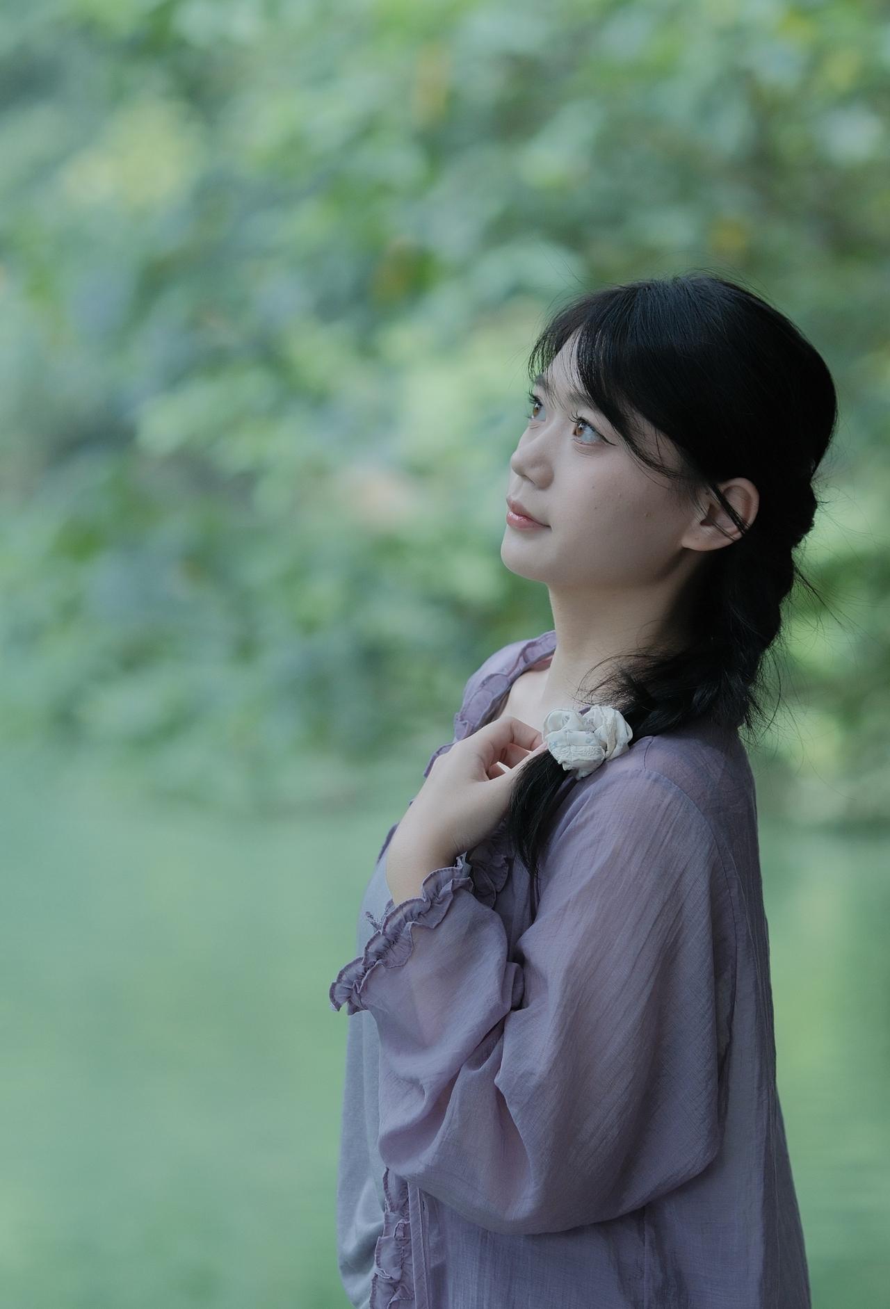 湖边的张望与享受吹风的感觉～～林间氛围感写真 森系少女 温婉氛围感 清冷禅意风