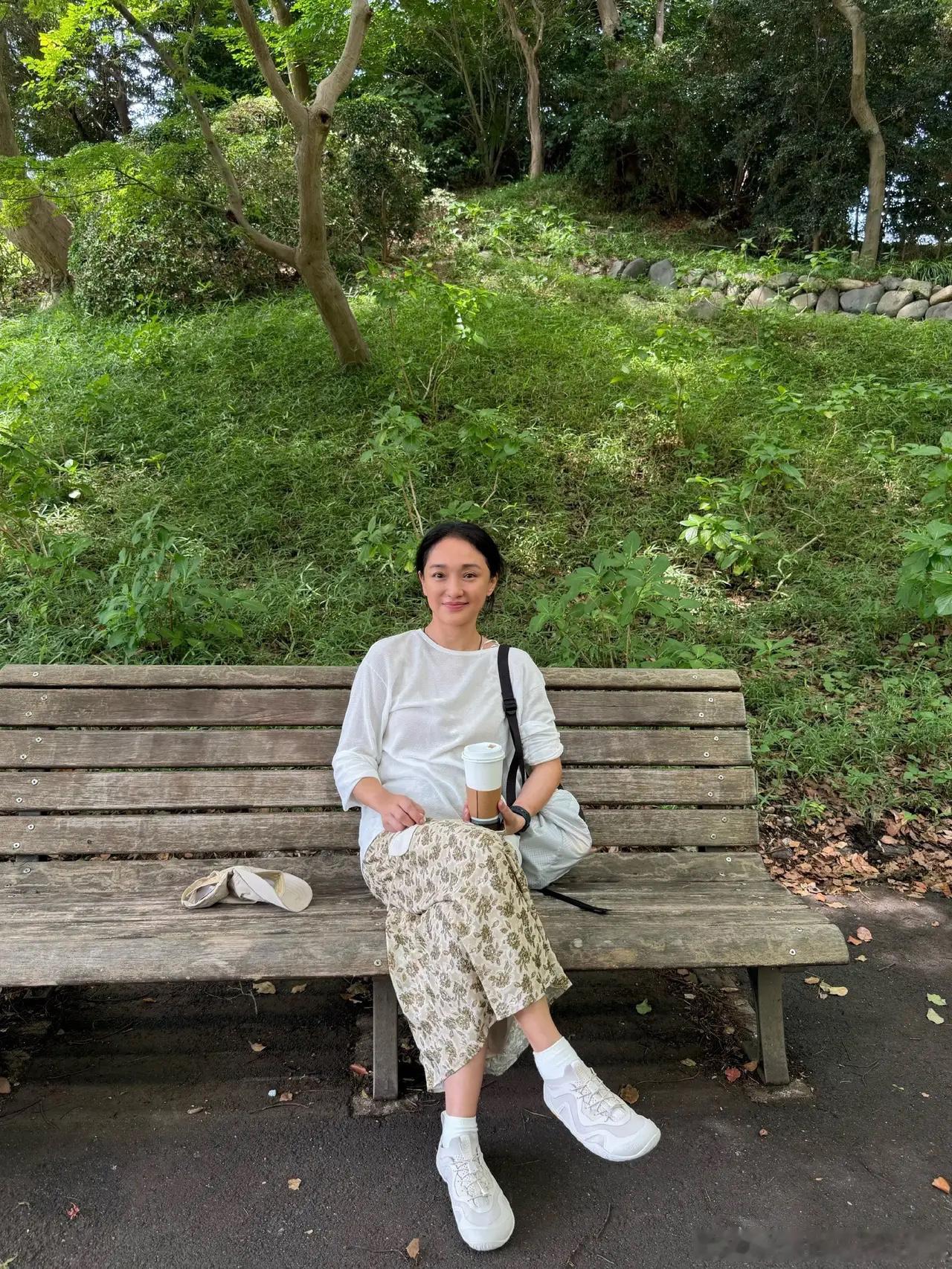 周迅近照。松弛惬意，状态不错。 