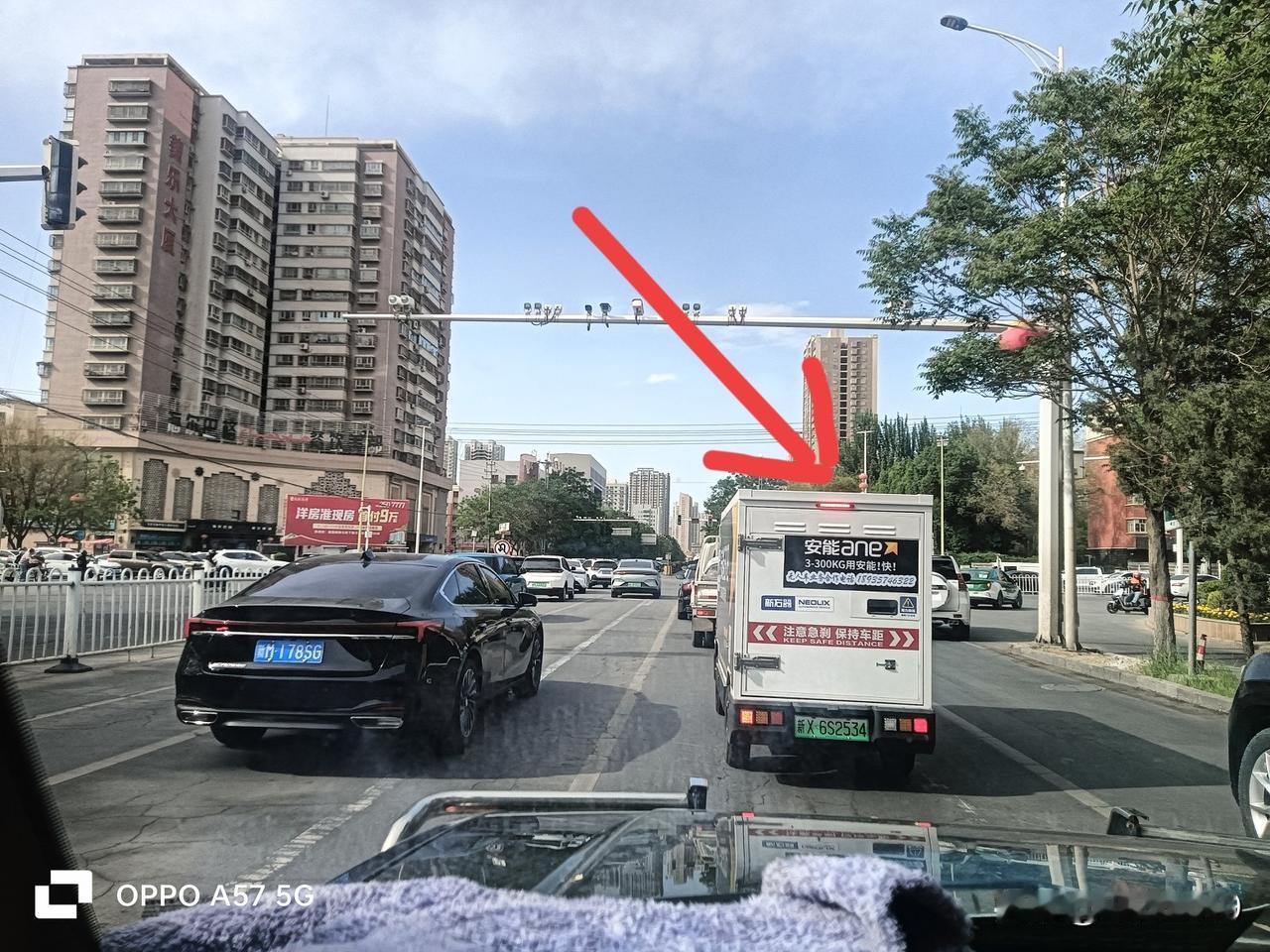 新疆库尔勒街头出现了真正的“无人驾驶”汽车！
这是一款安能ane无人驾驶全自动送