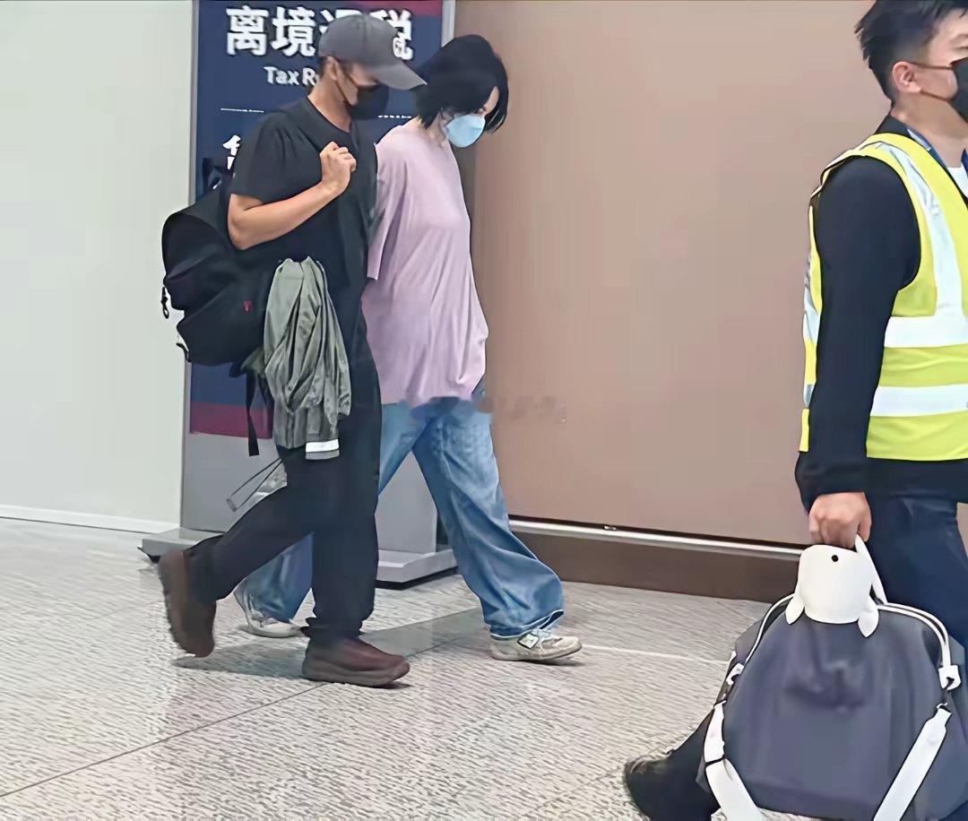 56岁王菲穿谢霆锋同款？粉紫T恤配墨镜气场全开，十指紧扣甜到炸 