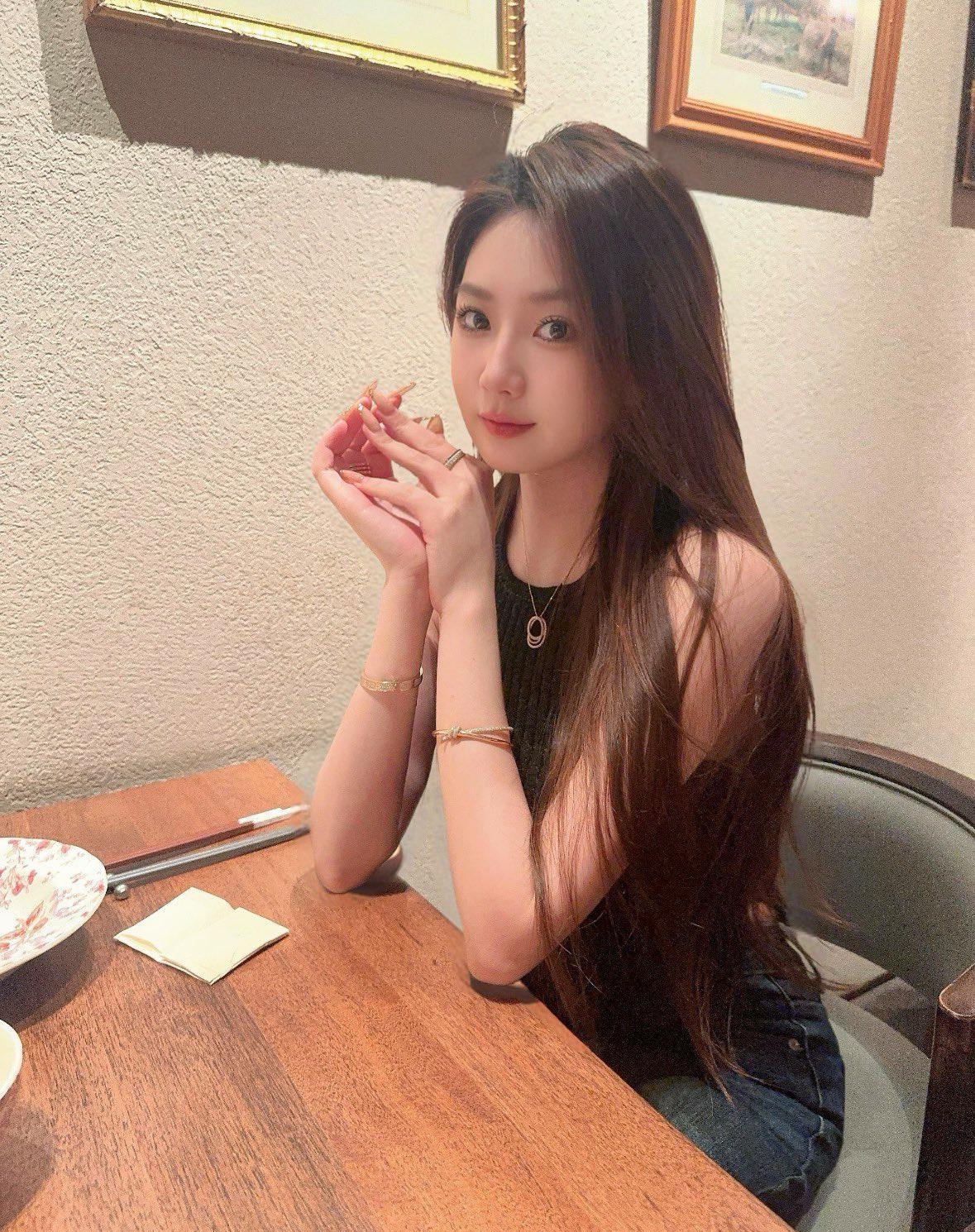 老公同学聚会说好的带家属，没想到四个男同学聚会，来了六个女家属
