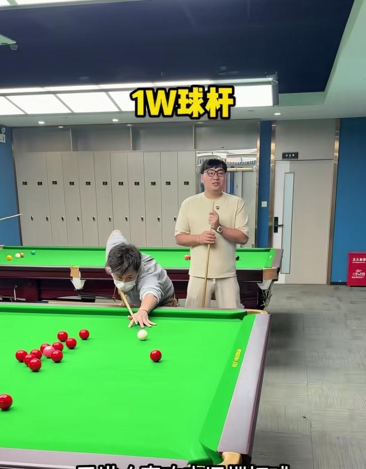 上中学时喜欢捣台球，上班了没事也去玩，后来开始打斯诺克，也是偶尔玩玩，没有专门练