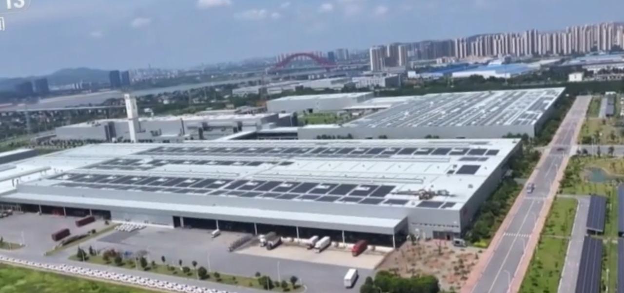 第一张图里，现代化的大型产业园矗立在城市近郊，屋顶铺满光伏板，绿色能源与工业生产