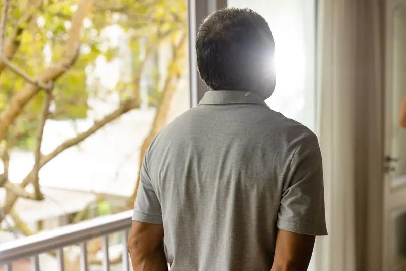 《42岁中年男人深夜独饮：没偷懒没摆烂，为何活得满心疲惫？》
 
人到中年，卸下