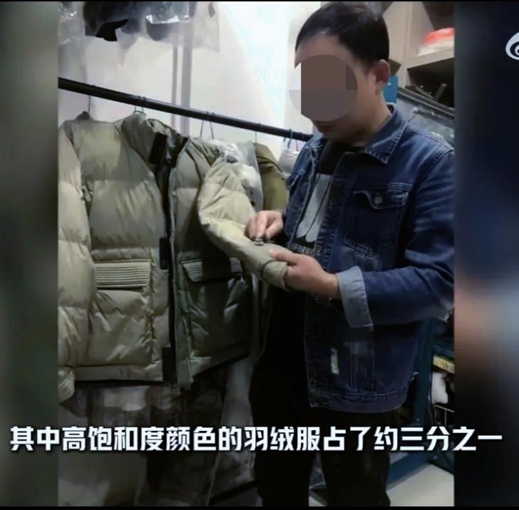 武汉开了十几年干洗店的李老板，近日因一句实话走红网络：“买羽绒服别选军绿色、酒红