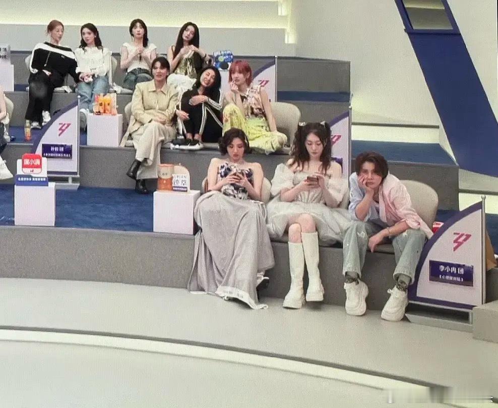 唐艺昕李小冉浪姐直播的时候玩手机…… 