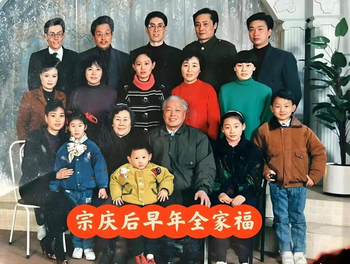 宗庆后早年全家福曝光，宗父宗母更喜欢孙子，施幼珍显得格格不入！ ​​​
