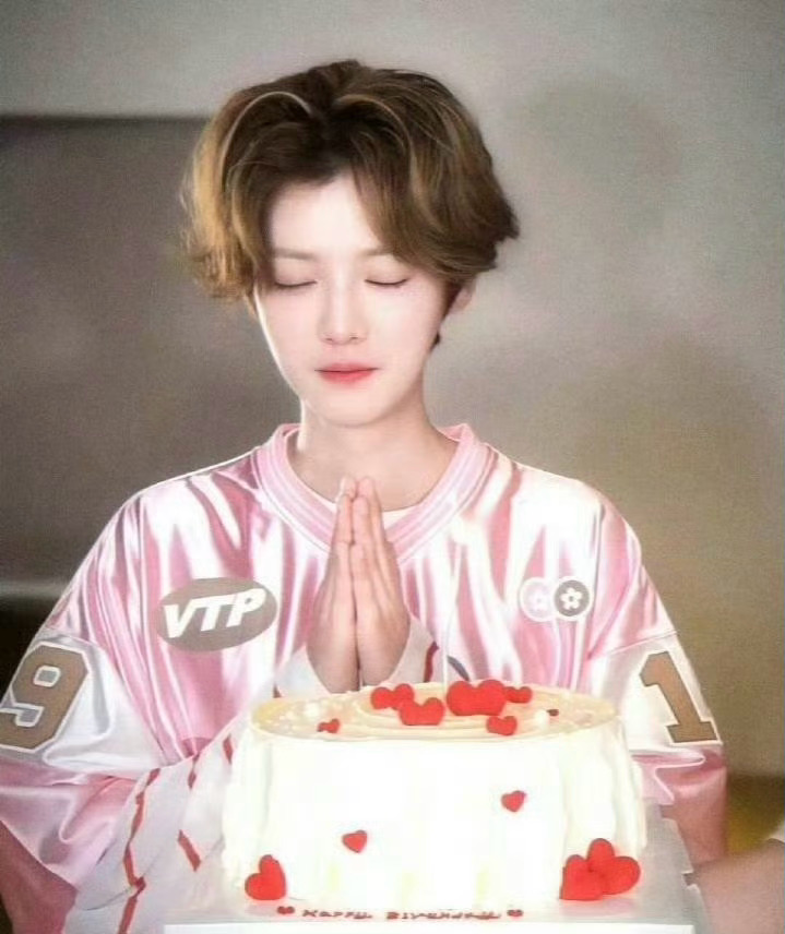 鹿晗36岁生日物料更新，这状态说是20出头都没毛病，少年感的神鹿晗36岁海报