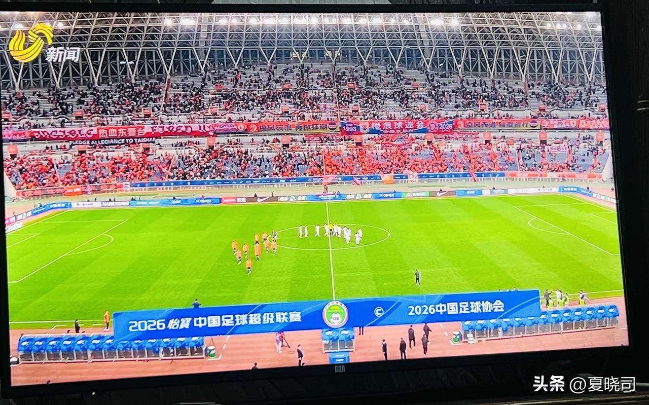 泰山队1:2主场不敌大连，从两连胜到两连败，球队陷入了泥潭和低谷，比赛中可以看到