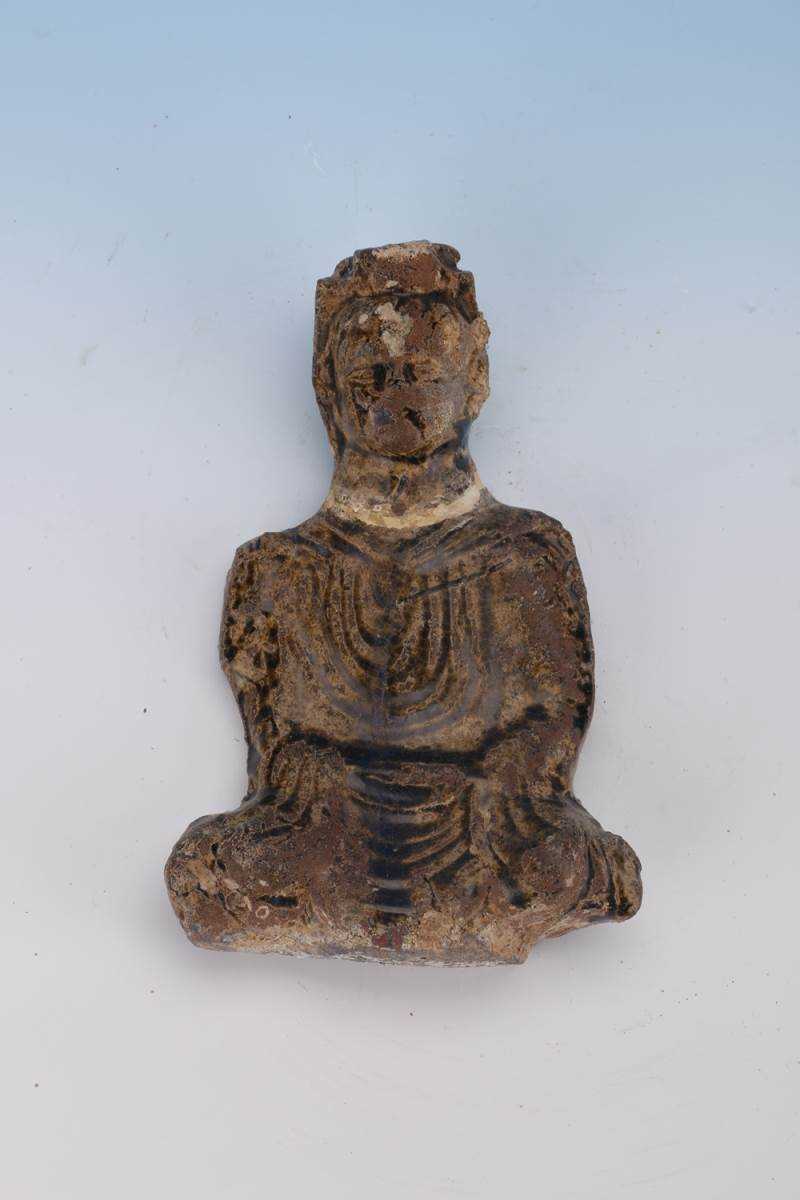湖北鄂州市博物馆藏1992年鄂城塘角头M4出土三国时期吴国 陶佛像。是我国出土非
