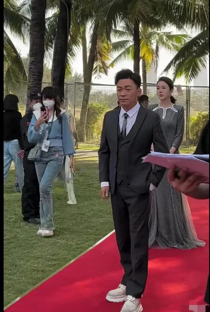 40岁的王宝强，眼神变了好多，不再是以前那个样了。现在他走路都慢条斯理的，笑起来