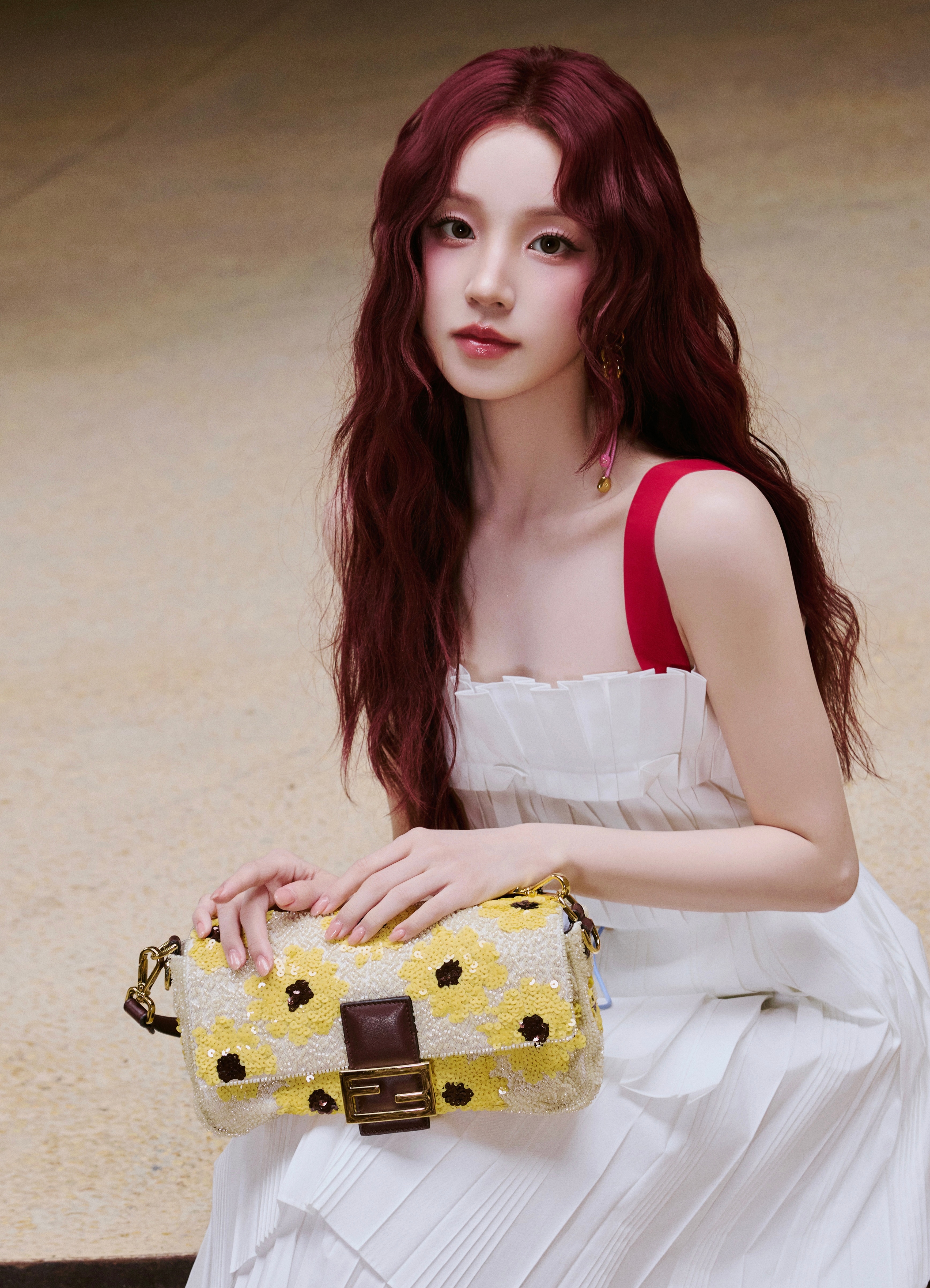 Fendi品牌大使宋雨琦身穿白色长裙搭配红色卷发出席品牌景德镇活动，明媚眼妆搭配