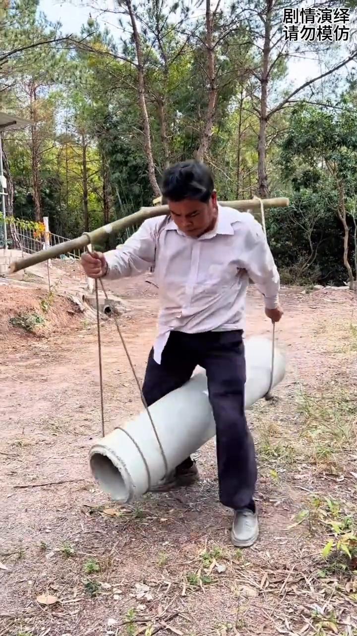 男子巧妙把水泥管自己抬走，这一幕真的太有才了。
男子准备抬走一截水泥管，由于他找