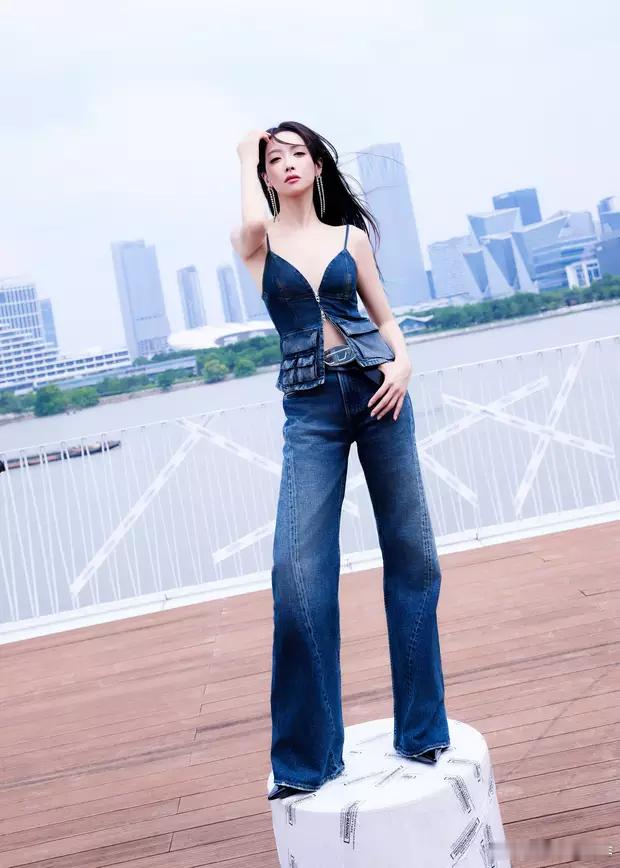 宋茜穿牛仔套装，吊带上衣，身材姣好，肌肤白皙，自在优雅。 ​​​