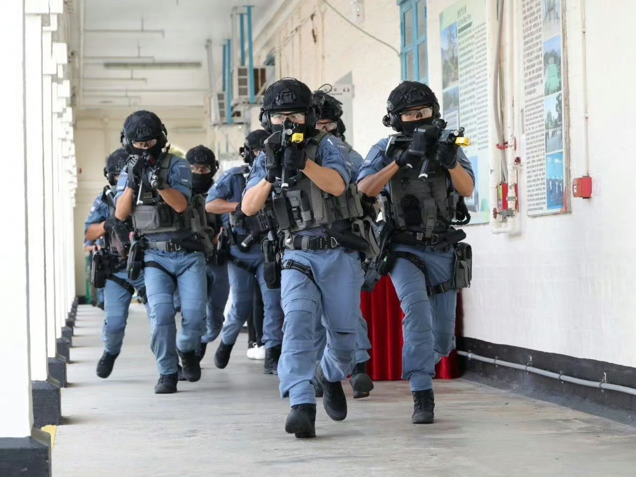 港警在今年“安桥”跨部门反恐演习中公开使用了内地产CS/LS7冲锋枪。烽火问鼎计