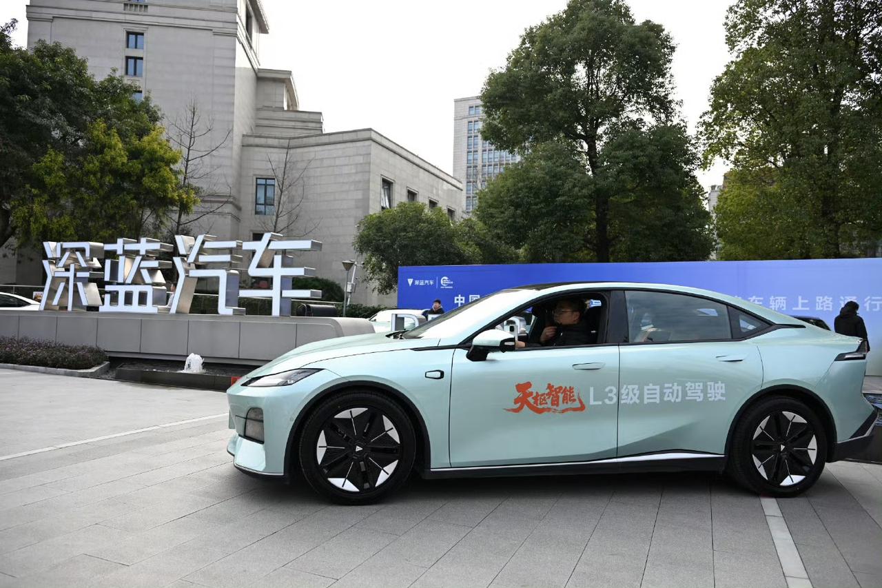 国内首块L3专用号牌，深蓝动真格了！最近朋友在重庆的街头看到很多路测的深蓝汽车！