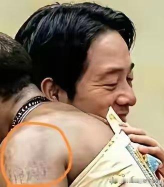 就剩下这个宝宝了：两个活宝的拥抱 