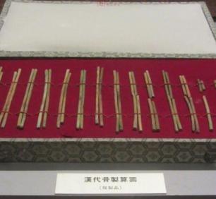 1971年，陕西工人老张挖地基，挖出一窝通体肉红的老鼠崽儿。

这事儿在工地上没