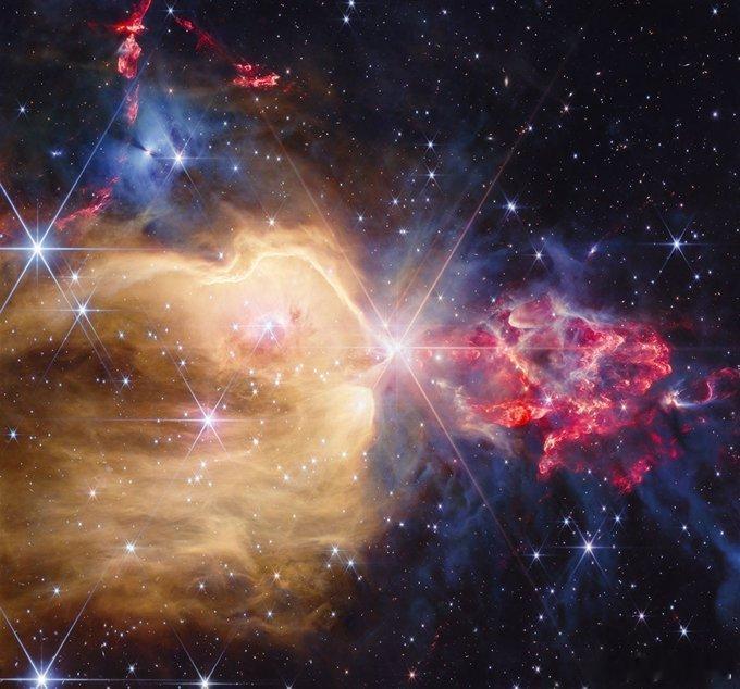 韦伯凝视新世界的摇篮——NGC 7129 星云在尘埃和气体浓密云团深处，一整代恒