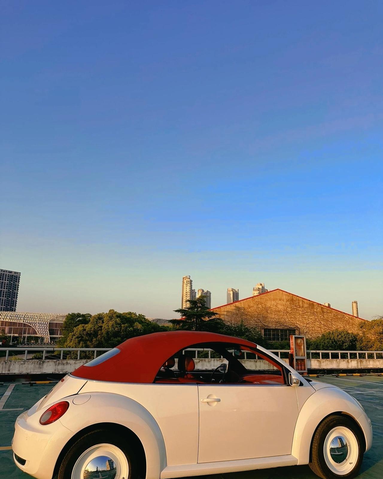 谁能拒绝白虫配红篷？夕阳下的改装车也太出片了吧？这次特地在夕阳下拍的照片，想象一