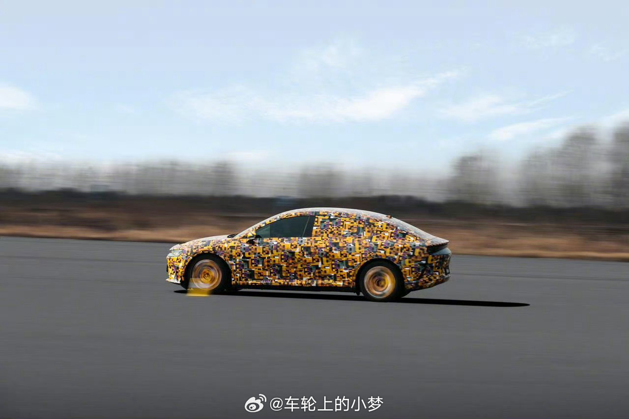 高速避障能不能猛打方向 高速上遇到障碍物，本能反应是猛打方向躲开，但其实非常危险