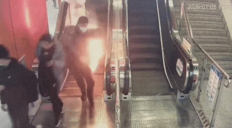 1月5日，上海地铁15号线上海西站可出大事了！一乘客乘手扶梯时，外套一侧突然冒火