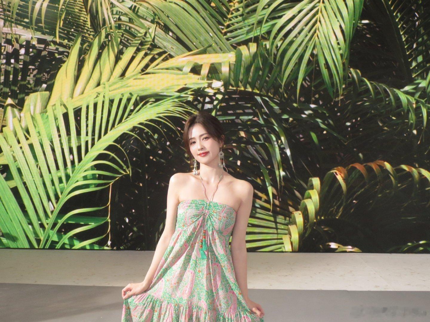 #白鹿手里有一颗爱心# 好看#白鹿绿色挂脖碎花裙# ​​​