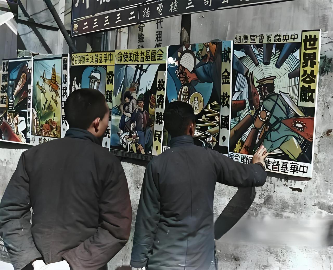 这是抗战那阵儿的宣传海报！当年小鬼子铁蹄践踏着咱国土，全国人民都铆足劲儿要把侵略