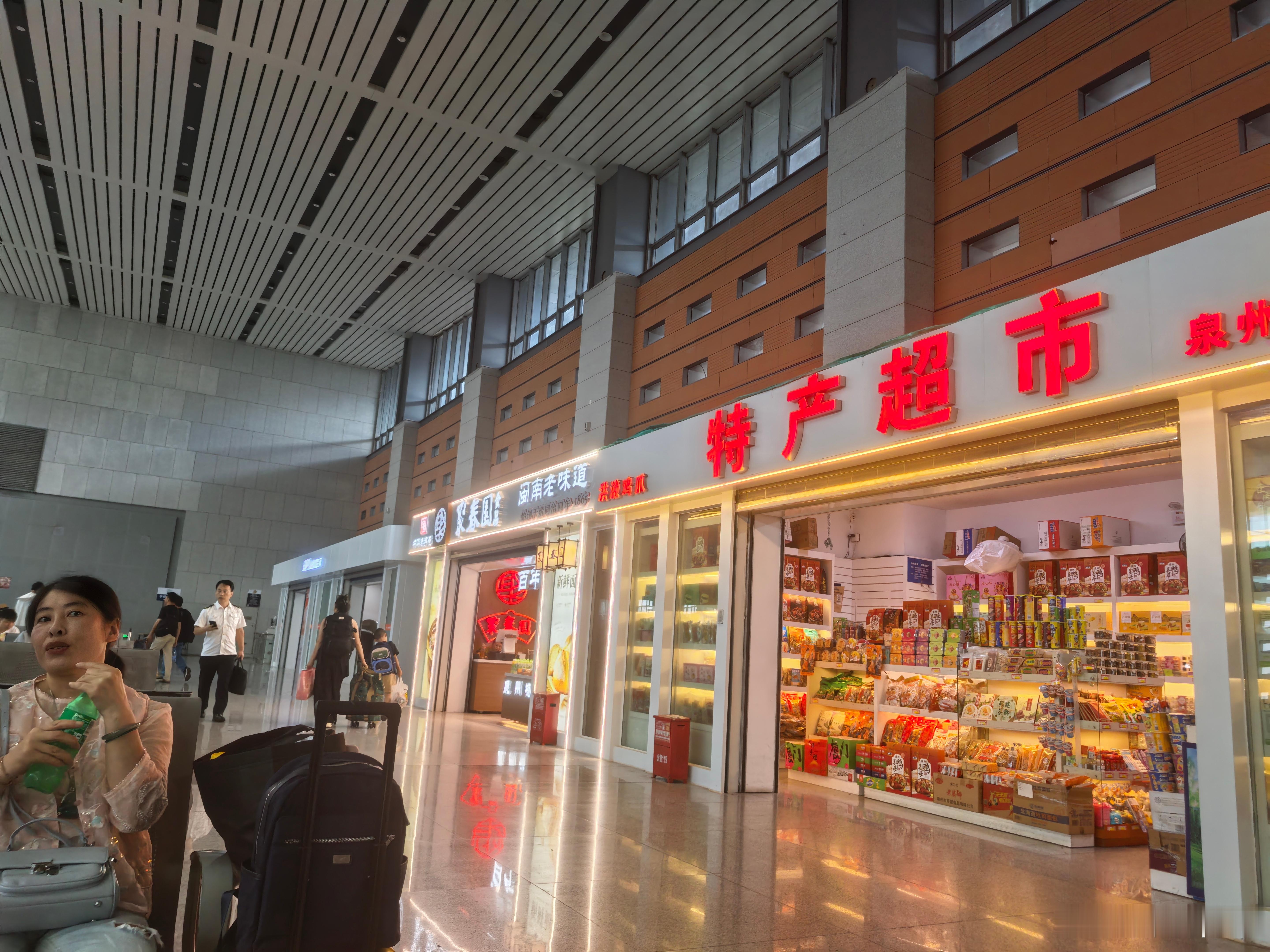 泉州动车站特产店有洪濑鸡爪，不过现在吃的人少很多了来泉州的朋友都很喜欢吃姜母鸭 