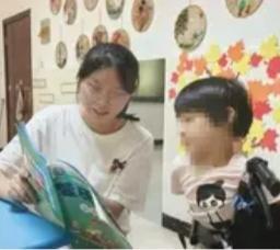 那是他藏了一整个春节、连零食都舍不得买的全部家底，皱巴巴的零钱，被枕套捂得带着体