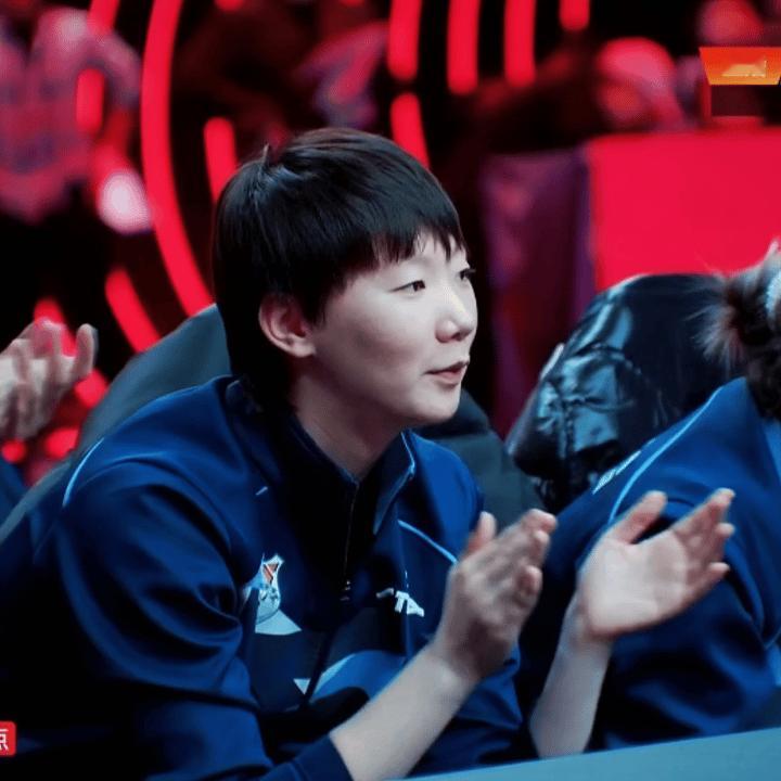 今日南京乒超总决赛女子决赛，没上场的王曼昱坐在场边看队友比赛，积极鼓掌，为队友加