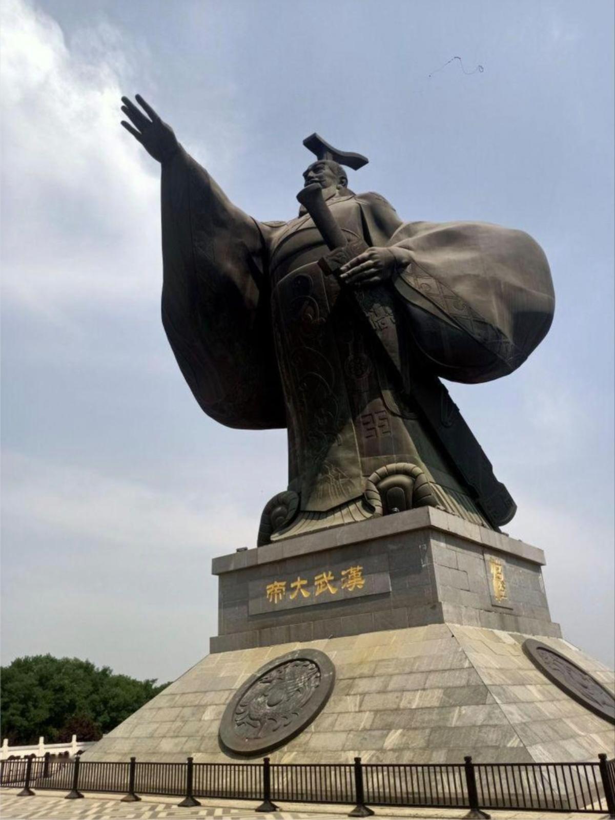 还是西安的这几尊雕塑有水平
图一是汉城湖景区内的汉武帝，图二是临潼兵马俑景区的秦