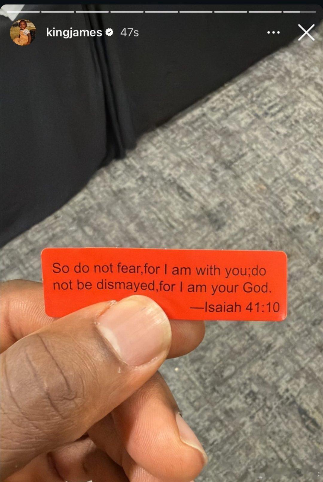 坏了这老头有点神叨的詹姆斯更新社媒晒《以赛亚书》41:10的经文：“因此，不要害