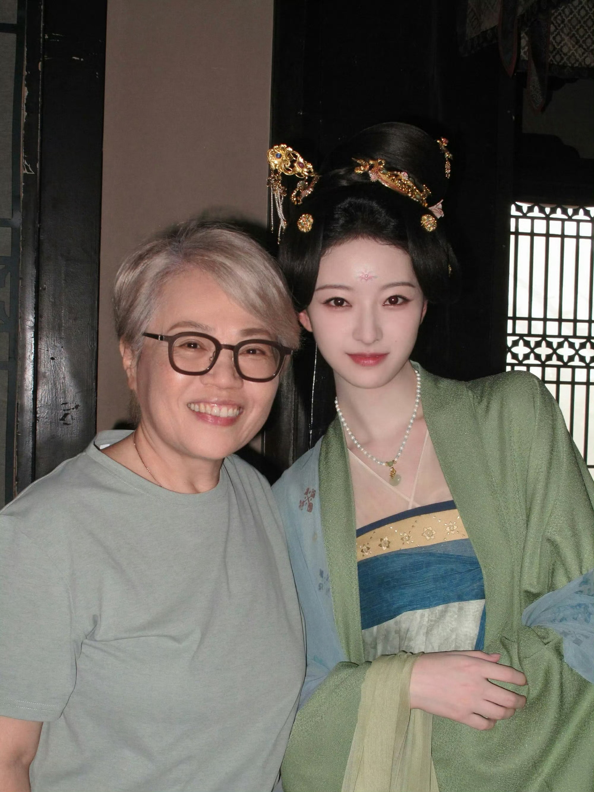杨舒伊 新面孔来给内娱上强度了 内娱新面孔杨舒伊太可期！《莫离》杀青特辑落泪回眸