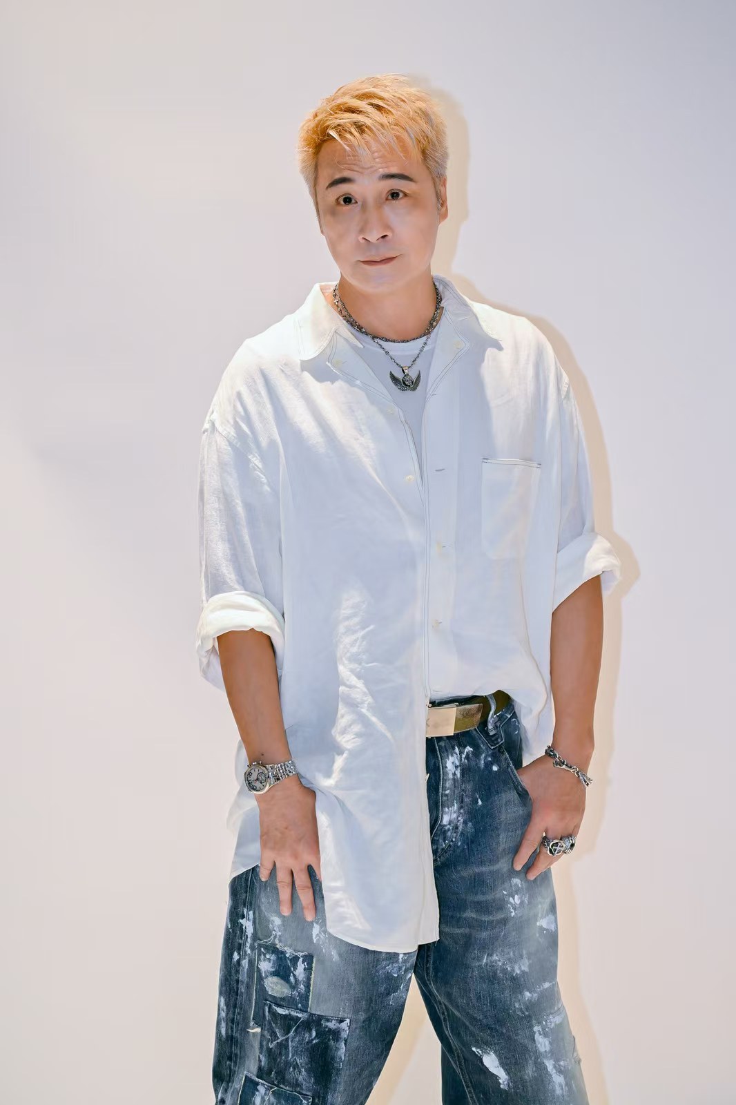六旬老人吴镇宇是男模再就业吧63岁的吴镇宇现身广州，那新造型妥妥男模既视感，难道