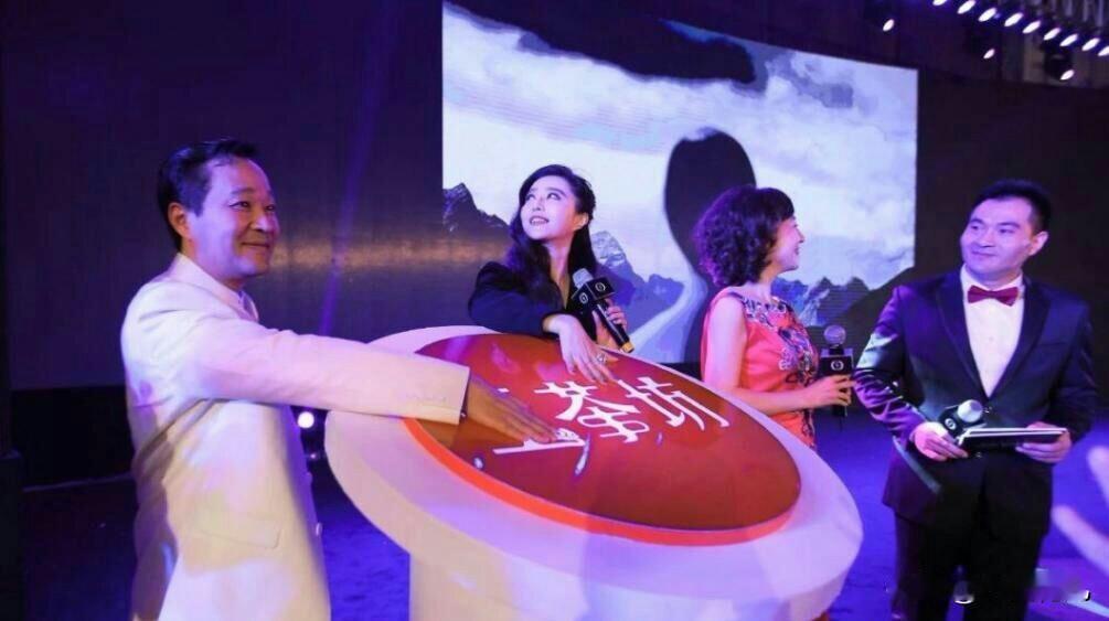 昨天还在晒母亲节的范冰冰，估计做梦也没想到第二天自己会翻车吧，而且摔得这么惨。
