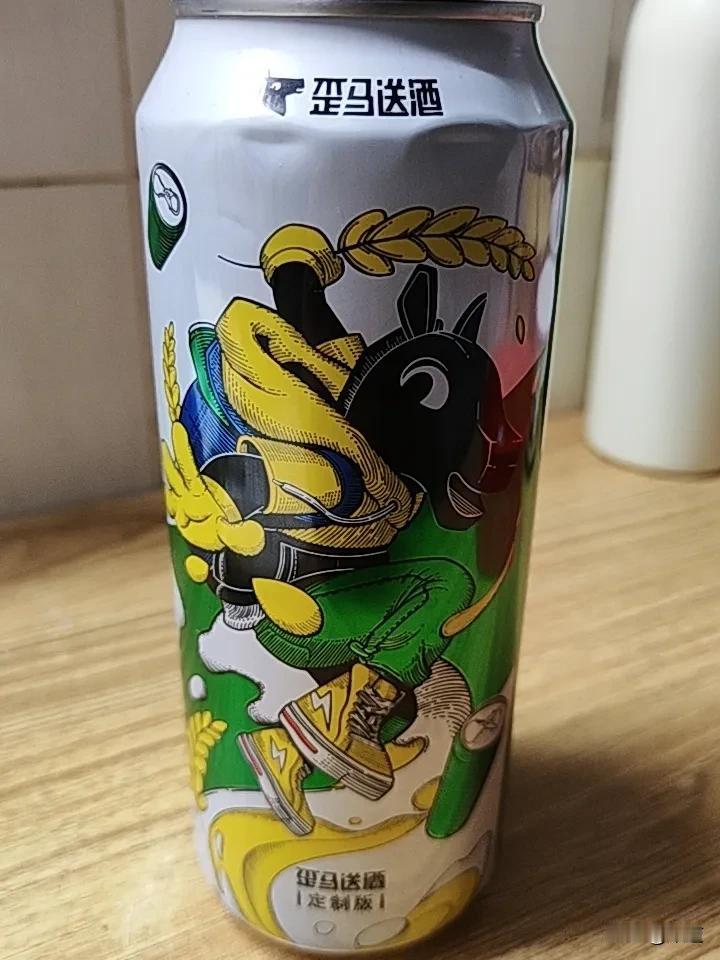 昨天收拾房间拣一箱啤酒，下班我抱着就出来了，寻思见着谁就给谁。
正好隔壁健身房门