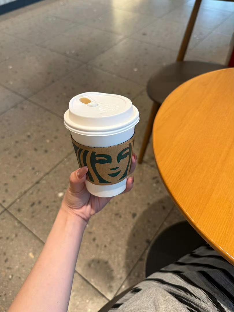 日子在烟火气里慢慢流转，一杯热饮、一块蛋糕、一瓣西瓜、几串烤肉，把重复的日常，过