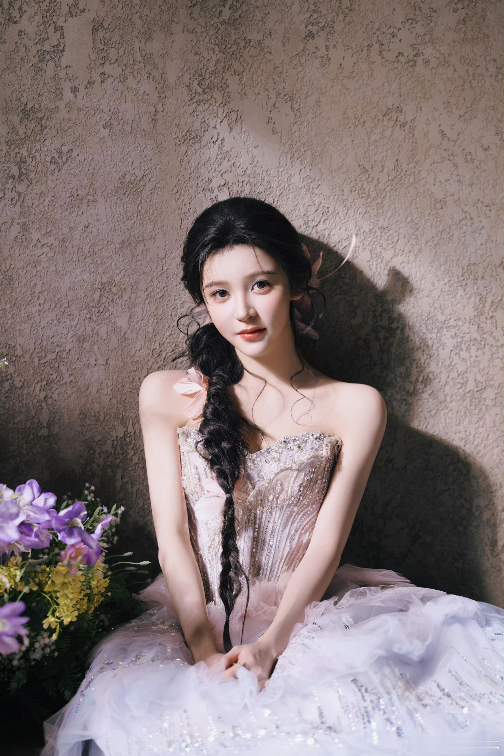 饶嘉迪 人鱼公主上岸了 饶嘉迪化身人鱼公主惊艳红毯，淡粉紫纱裙温柔梦幻，羽毛点缀