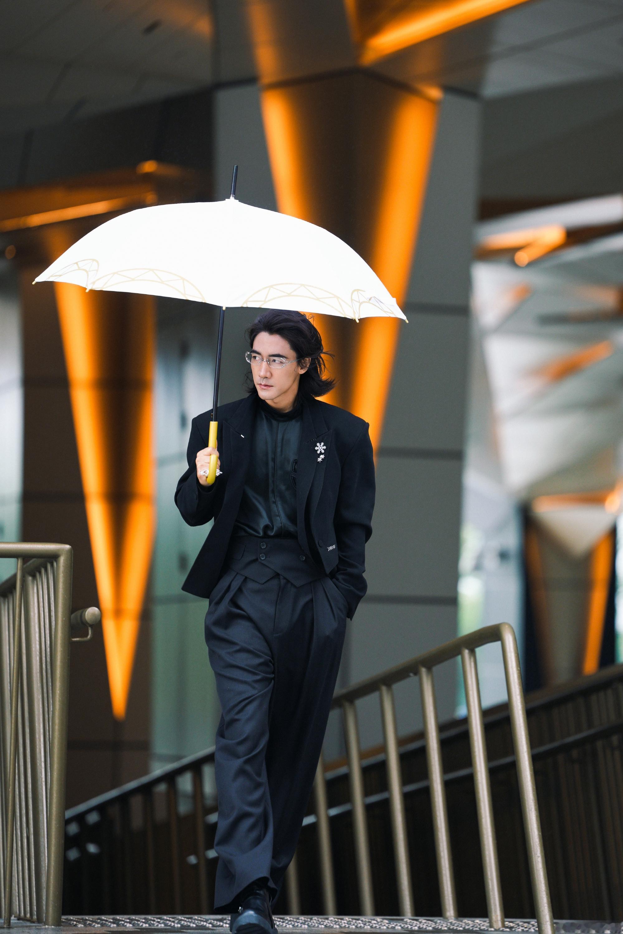 此沙回应在国外用彝语说获奖感言此沙周身浸润着演员的质感，一静一动皆入戏。他正用沉