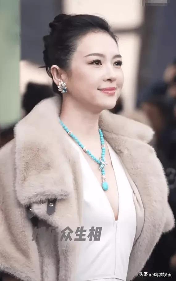 章子怡深V装杀疯了！44岁"国际章"的贵气密码藏不住了
 
章子怡最新生图直接屠