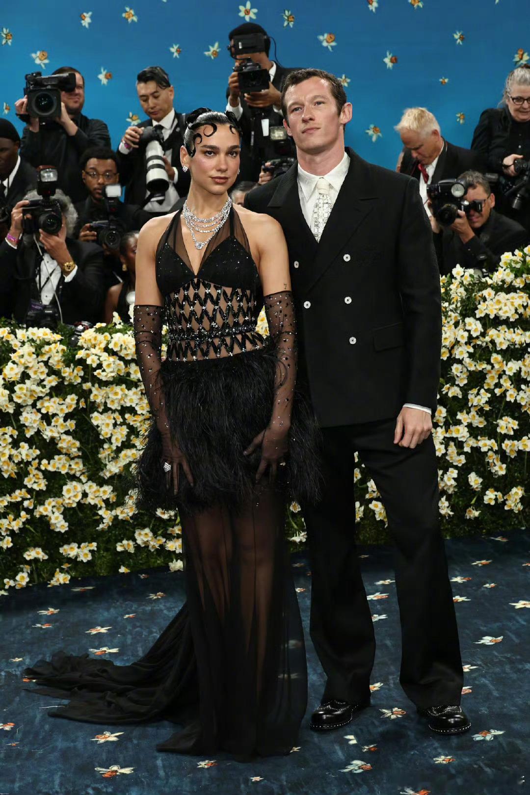 Dua Lipa和Callum Turner亮相MetGala红毯：MetGal
