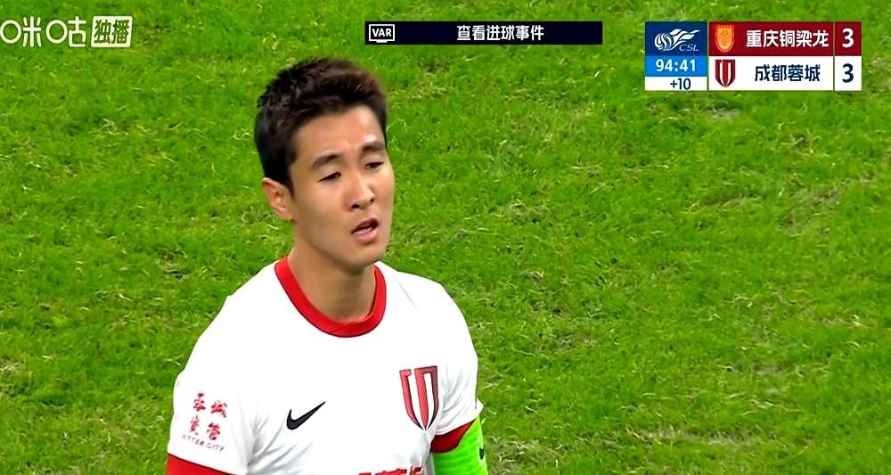 他扭头就跟主帅顶牛！

重庆龙兴球场5万多人快疯了！17年没见的中超川渝德比，踢