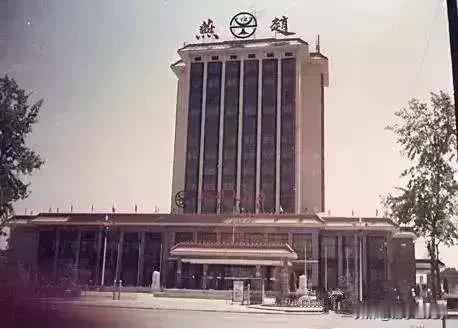 燕赵大酒店，上个世纪90年代和本世纪初，也算是保定的地标性建筑了。
但是这个酒店
