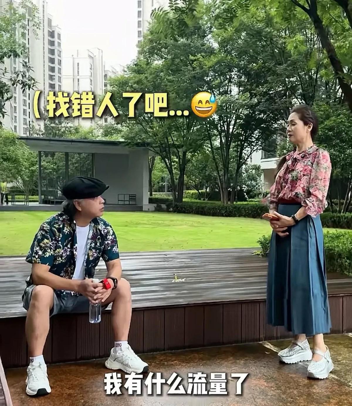 八月十九那天，一对各过各的二十多年的老夫妻，一个穿得比相亲还鲜亮，一个精神头足得