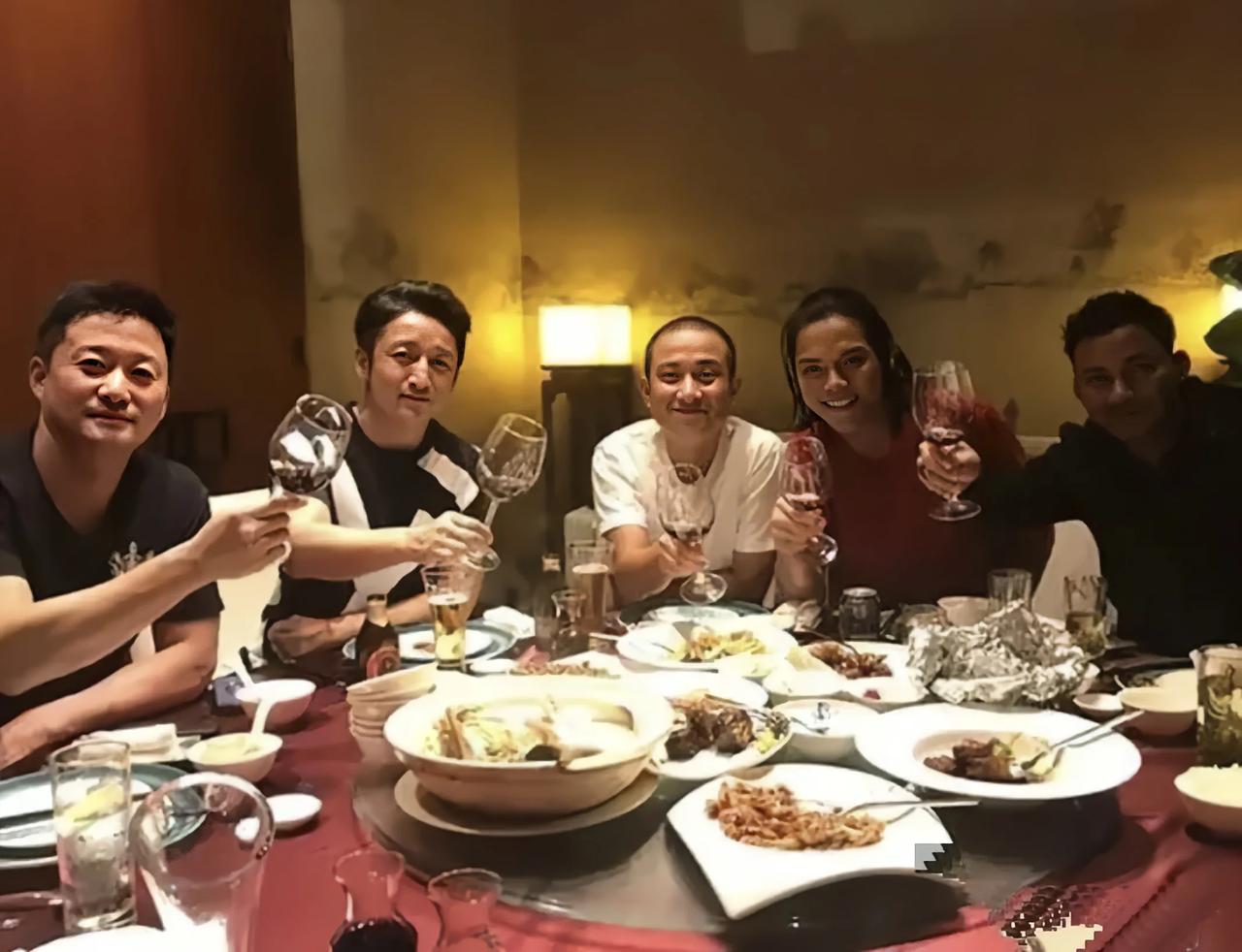 这一桌聚餐的男人，除了文章之外，都是武术练家子。
吴京、邹市明、托尼贾都是打出名
