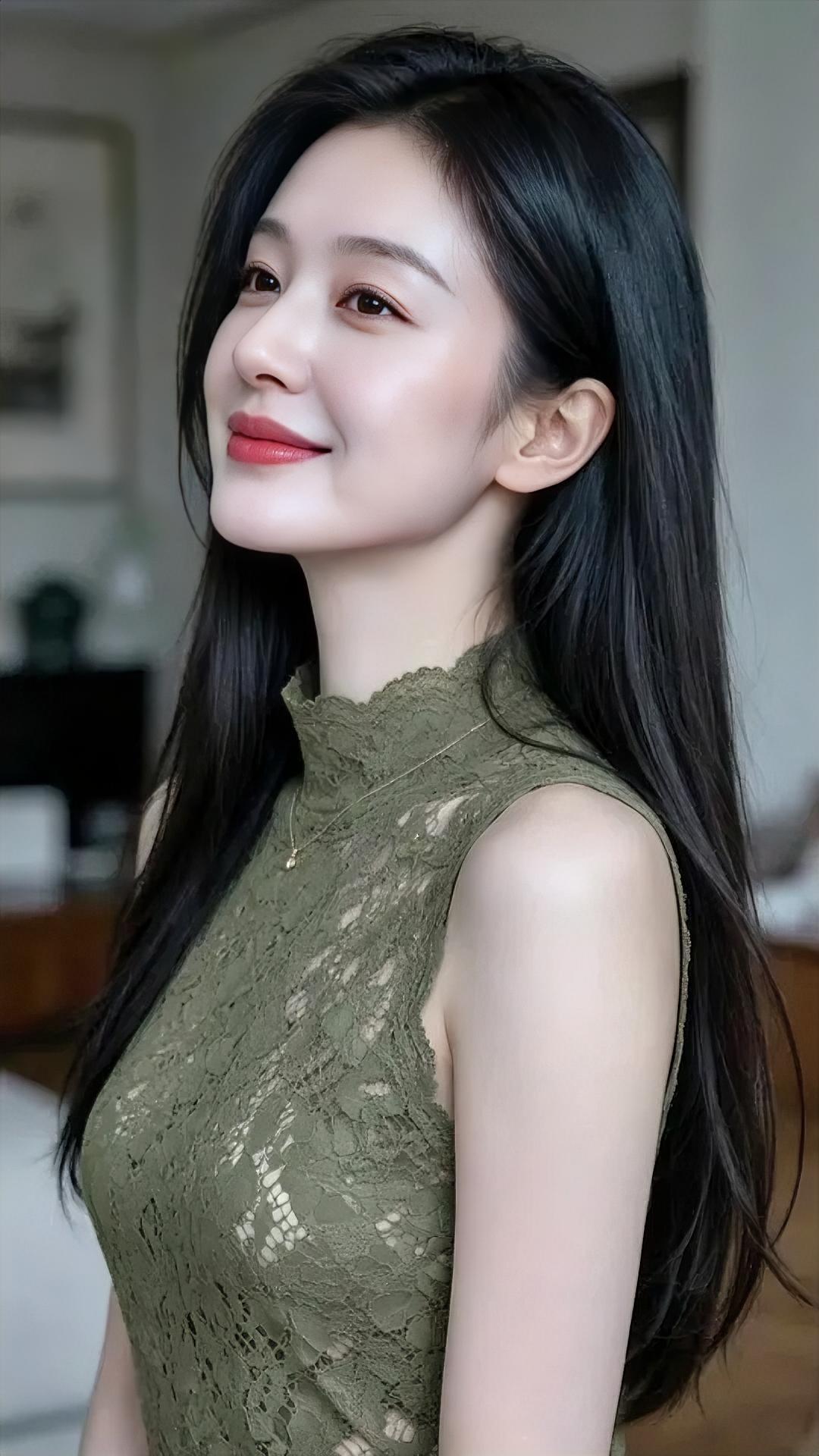 绿蕾丝轻轻呼吸

长发垂成静谧

侧脸迎着光

笑意不声张

屋角旧画框

盛着