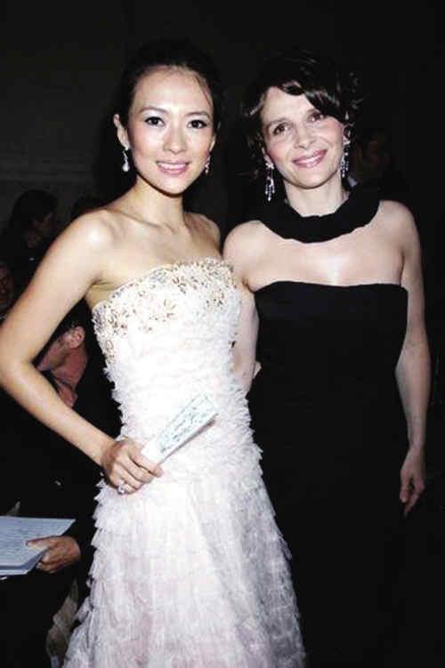 电影的世界比我们想象的更小。

章子怡在戛纳晒出与朱丽叶·比诺什的合照，两张面孔