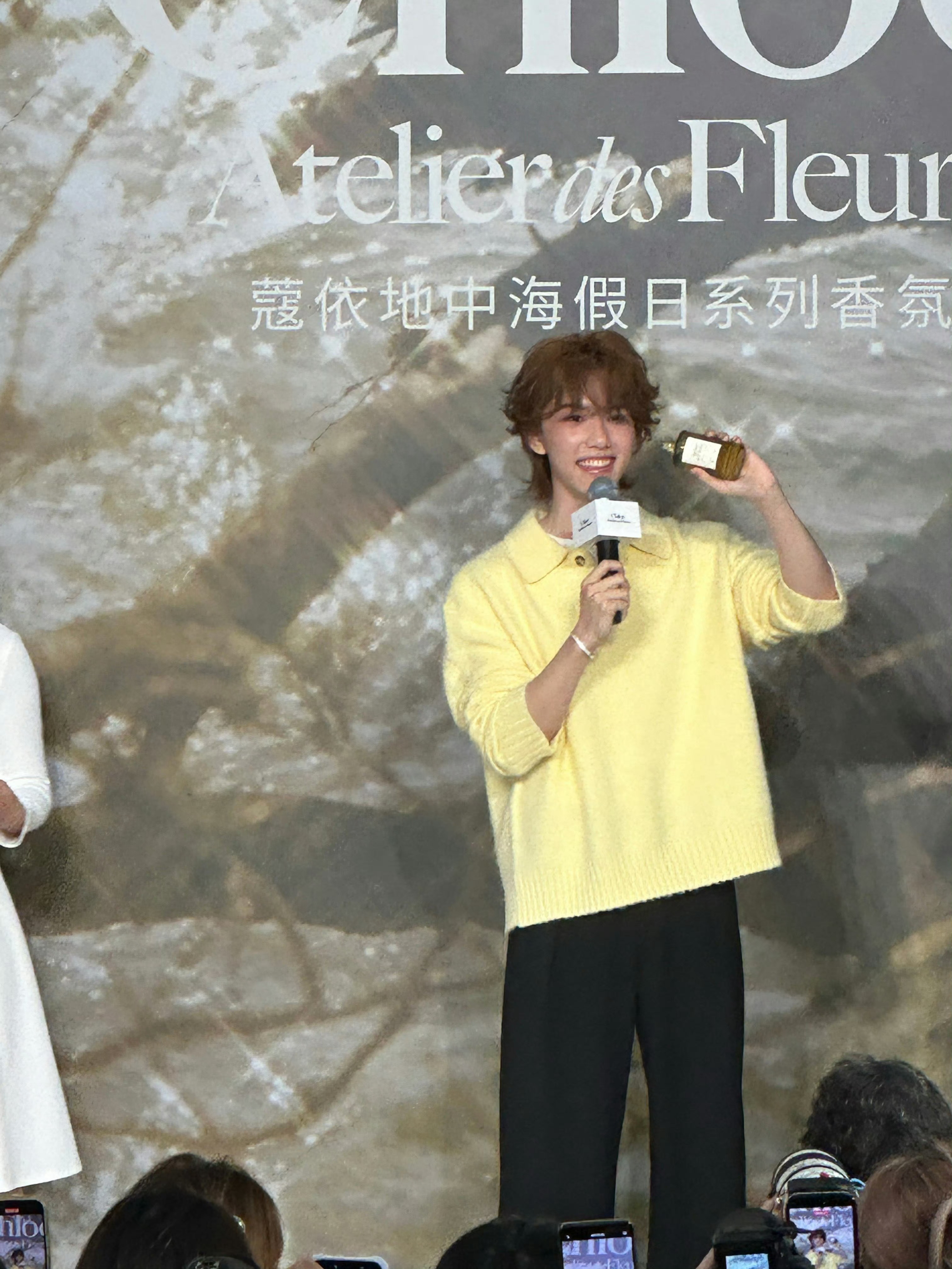 卷毛腮红 奶黄毛衣 被马柏全萌哭惹🥹马柏全卷毛腮红造型